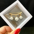 Exquisite gold-plated brooch with three hanging white pearls in a square display box - Curved Pearl Style (XZ035 Gold)
