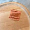 Minimalistischer matter Haar Kamm in Korallenorange mit ergonomisch gewellten Zinken - Matter Kunststoff / Koralle Orange