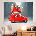 Arazzo natalizio con auto rossa vintage e Babbo Natale in un ambiente domestico accogliente - 150x130cm / Auto d'Epoca Rossa