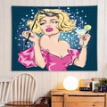 Dettaglio di un arazzo pop art con una donna bionda vintage su una parete di legno - 150x130cm / Donna Pop Art