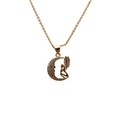 Gouden ketting met maan en engel hanger met gezette zirkoonsteentjes op fijne ketting - O ketting / Goud