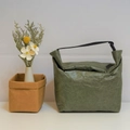 Umweltfreundliche dunkelgrüne Tyvek-Lunchtasche mit schwarzen Griffen und Aufbewahrungskorb - Armeegrün