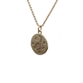 Makroaufnahme des goldenen Oval-Anhängers mit Himmelsmotiven und funkelnden Zirkonia-Steinen - Goldene O-Kette Mit Weißem Zirkonia-Anhänger