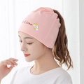 Bonnet de maternité rose en maille avec trou pour queue de cheval et motif de renard - Petit renard / Rose