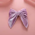 Eleganter violetter Samt-Schleifen-Haarclip mit Vintage-Textur auf rosa Grund - Lila