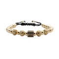 Pulsera ajustable de cuentas doradas con pilar de circón negro y dijes de pavé - Dorado