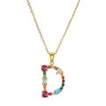 Macro di una collana d'oro con pendente a forma di D e zirconi multicolori incastonati - Lettera D
