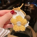 Elastico per capelli con fiore giallo all'uncinetto e perla marrone su elastico multi - Fiore di Perline-Giallo