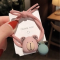 Elastico per capelli rosa con ciondolo a orsetto e perla blu su carta da imballaggio - Elastico Orso Carino-Rosa