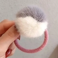 Elastico per capelli rosa con un morbido ciondolo a pompon in peluche grigio e bianco - Pompon Misto-Bianco+Grigio