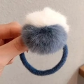 Elastico per capelli in peluche con pompon bicolore blu e bianco in morbida pelliccia - Pompon Misto-Bianco+Blu