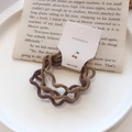 Set di elastici per capelli soffici kaki e marrone scuro su un piatto decorativo bianco - Elastici a Onde 4pz-Caffè