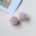 Dettaglio di ciondoli a pompon rosa con anelli dorati per creazione di gioielli fai-da-te - Rosa Ragazza