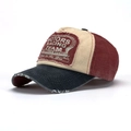 Dettaglio cappello baseball vintage color-block con visiera usurata e patch racing - Regolabile / Bordo Blu Navy + Rosso Vino