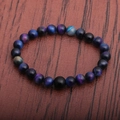 Vista macro de pulsera de cuentas de ojo de tigre azul y púrpura sobre madera - 8mm Ojo de Tigre Estrellado + 10mm Piedra Brillante
