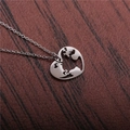 Collana in acciaio inossidabile con pendente cuore terra su fondo legno scuro - Argento