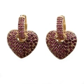 Elegantes pendientes de corazón dorados con circonitas rojas vistos de frente - Corazón Rojo