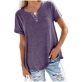 Detailansicht des violetten Henley-T-Shirts mit V-Ausschnitt, Knopfleiste und Brusttasche - S / Tops / Lila