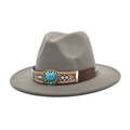 Dettaglio cappello fedora grigio con pietra turchese e nastro etnico in pelle - M (56-58cm) / Grigio chiaro