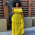 Gelbes schulterfreies Plissee-Maxikleid mit goldenem Kettengürtel und Stufenrock - L / Gelb