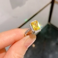 Luxuriöser quadratischer gelber Kristallring mit glitzerndem Diamanthalo in Silberoptik - Verstellbar offen / Gelb