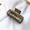 Detailansicht der hochwertigen Haarklammer mit Schildpattmuster und Glanzfinish - 7.5cm / Dunkles Leopardenmuster