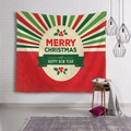 Primer plano de tapiz festivo de Merry Christmas colgado en una pared de ladrillo blanco - 150x130cm / Rayas Rojas Verdes Retro