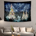 Arazzo natalizio con foresta innevata appeso sopra un moderno divano in tessuto grigio - 150x130cm / Albero Natale Foresta Innevata