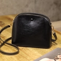 Borsa a mezzaluna in pelle nera con cuciture a contrasto bianche e dettagli dorati - S59 Nero (Grande)