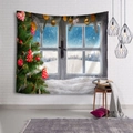 Arazzo natalizio con albero e finestra innevata in rosso e verde per pareti - 150x130cm / Albero di Natale e Vista dalla Finestra