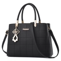 Sac à main noir matelassé pour femme avec breloque perle et détails dorés élégants - Sac Unique / Noir