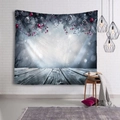 Arazzo natalizio con rami di pino innevati e decorazioni rosse su parete di mattoni bianchi - 150x130cm / Notte di Foresta Innevata (Colore 1)