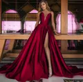 Luxe bordeauxrode satijnen avondjurk met diepe V-hals, zijsplit en volumineuze rok - US size 12 (L) / Bordeauxrood