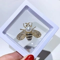 Elegante spilla a forma di ape dorata con perle e strass in una scatola a membrana PE - Stile Ape (XZ028 Oro)