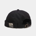 Detalle de gorro miki de lona negra con etiqueta vintage y hebilla de metal bronce - Con Etiqueta-Negro
