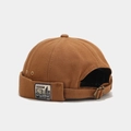 Detalle de gorro docker de lona marrón con etiqueta vintage y hebilla de metal - Con Etiqueta-Caqui