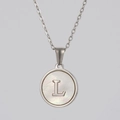 Collar de acero plateado con colgante redondo de nácar y la letra L mayúscula grabada - Plata - Letra L (Con Cadena)