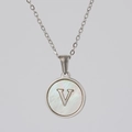 Collar de acero plateado con colgante redondo de nácar y letra V mayúscula - Plata - Letra V (Con Cadena)