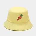 Dettaglio cappello alla pescatora in cotone giallo con ricamo carota e scritta Hare - M (56-58cm) / Giallo