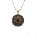 Nahaufnahme des goldenen Evil-Eye-Anhängers mit blauen und klaren Zirkonia-Kristallen - Blaues Evil Eye O-Link-Kette / Gold/Blau/O-Link-Kette