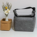 Graue Lunch-Tasche aus Dupont-Papier mit schwarzen Griffen und Schnallenverschluss - Grau