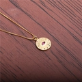 Kreative Evil Eye Goldanhänger Halskette mit rotem Auge und bunten Steinen auf Holz - Ankerkette / Böser Blick