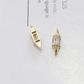 Vista macro di ciondolo geometrico per nail art placcato oro con zirconi incastonati - 49# Cono Conico