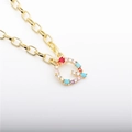 Dettaglio della collana con lettera Q dorata e pietre preziose colorate e turchese - Lettera P