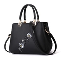 Schwarze Handtasche aus Kunstleder mit Blumenstickerei und hellgoldenen Beschlägen - Klassisches Schwarz