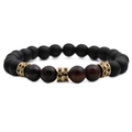 Dettaglio del bracciale con perle occhio di tigre 8mm, pietre opache e distanziali oro - Occhio di Tigre Rosso & Pietra Opaca