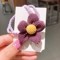 Elastico per capelli con fiore in velluto a coste viola e centro giallo su carta - Fiore in Maglia-Viola Scuro