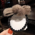 Grazioso elastico per capelli in peluche marrone con fascia nera ondulata su cartoncino - Linea di Punti Fiocco-Caffè