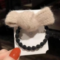 Elastico per capelli con fiocco in peluche beige e fascia nera su cartoncino - Linea di Punti Fiocco-Bianco