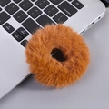 Elastico per capelli in finta pelliccia marrone posizionato su una tastiera laptop - Scrunchie Donut-Caffè